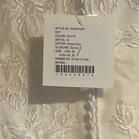 Ivory wedding gown with train - Picture 6 of 13